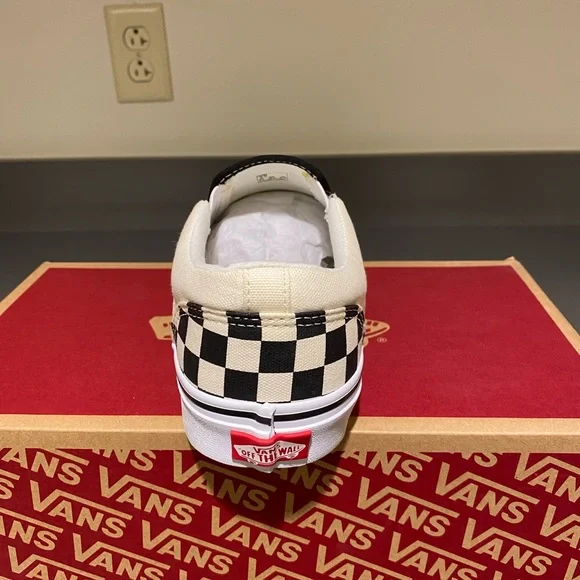 Men’s 9 black and white checkered Vans. - Picture 4 of 11